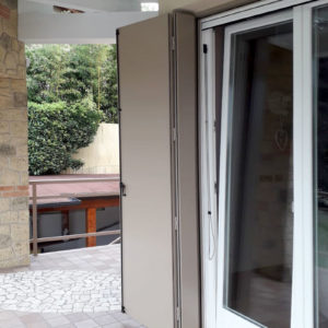 Scuri alla padovana con ante a doghe liscie