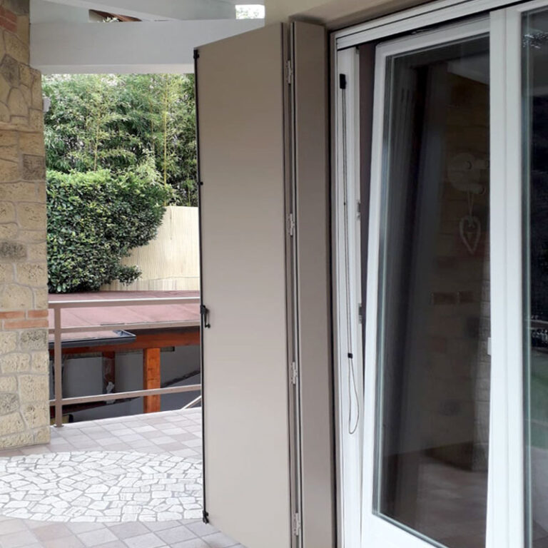 Scuri alla padovana con ante a doghe liscie